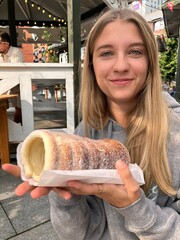 Ragazza con dessert ungherese