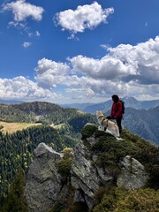 Siberian husky in montagna con il suo accompagnatore 