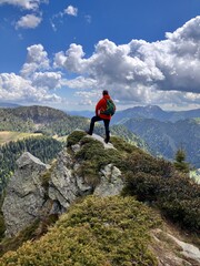 Escursionista osserva il panorama alpino