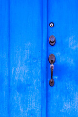 Puerta de madera pintada de azul