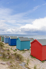 Strand in Findhorn mit bunten h&ouml;lzernen H&auml;usern