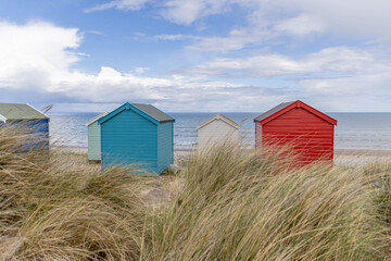 Strand in Findhorn mit bunten h&ouml;lzernen H&auml;usern