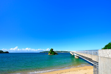  青空とエメラルドグリーンの海に架かる古宇利大橋の絶景風景 © Masahiro.Hamanaka