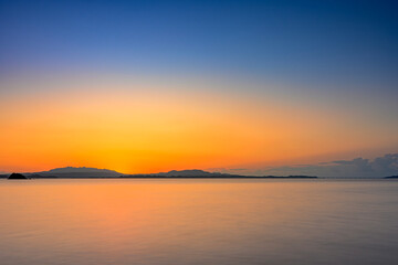 Fototapeta premium 静けさに包まれた石垣島の海と空が描くグラデーションの夕景