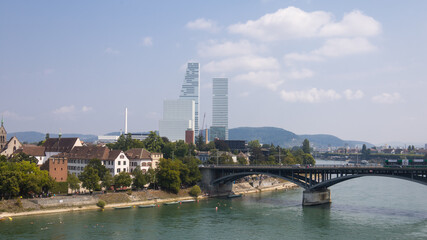 Naklejka premium Bâle est une ville de Suisse traversée par le Rhin et chef-lieu du canton de Bâle-Ville.