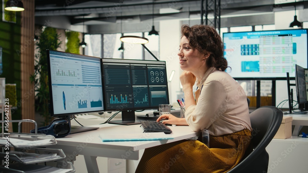 Poster woman advisor engages in brainstorming sessions and data forecasting, leveraging insights and techno