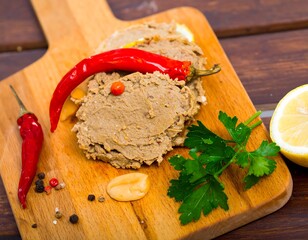 Liver p?t? with chili peppers and lemon