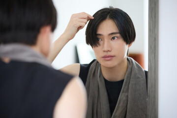 美容に関するアジアの若い男性のポートレート