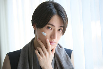 美容に関するアジアの若い男性のポートレート