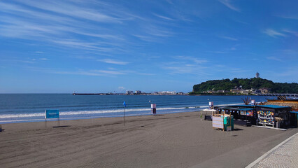 江ノ島の海の陽気なビーチと打ち寄せる波