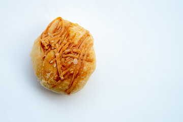 Traditional round pia pastry with golden flaky crust and shredded cheese topping. A Chinese-origin snack popular in Indonesia, often filled with sweet mung bean paste.