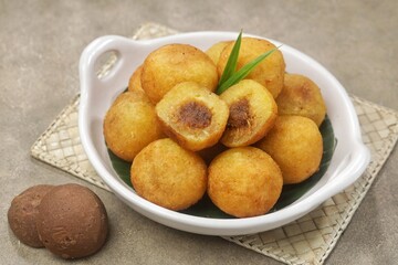 Misro or Klenyem is a snack made from grated cassava, the inside of which is filled with brown sugar and then fried