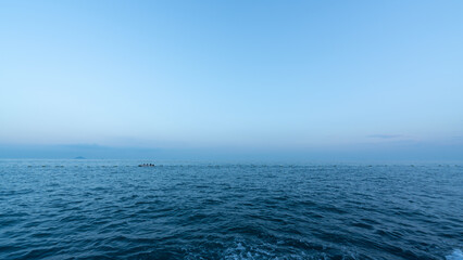 Obraz premium Vast blue sea under clear sky with gentle waves