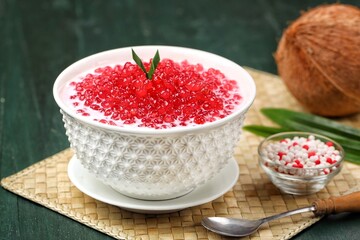 Sagu Mutiara atau Pacar Cina, also called sago pearls or sago pearls, is a type of snack made from tapioca cooked with sugar and coconut milk.