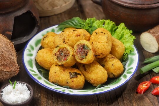 Combro is a typical Sundanese fried food. Comro is made from grated cassava which is shaped round or oval and filled with oncom and chili sauce and then fried.