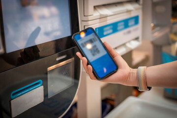 Using mobile phone for contactless payment at a vending machine