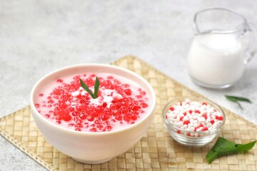 Sagu Mutiara atau Pacar Cina, also called sago pearls or sago pearls, is a type of snack made from tapioca cooked with sugar and coconut milk.