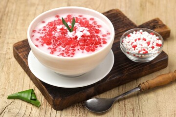 Sagu Mutiara atau Pacar Cina, also called sago pearls or sago pearls, is a type of snack made from tapioca cooked with sugar and coconut milk.