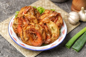 Bakwan Udang, ote-ote containing shrimp and vegetables is fried crispy with whole shrimp topping. Crispy and delicious to enjoy warm
