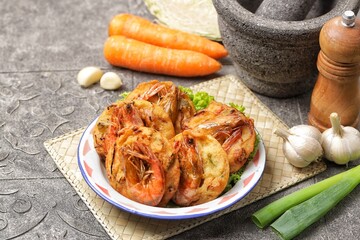 Bakwan Udang, ote-ote containing shrimp and vegetables is fried crispy with whole shrimp topping. Crispy and delicious to enjoy warm