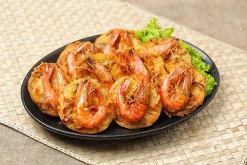 Bakwan Udang, ote-ote containing shrimp and vegetables is fried crispy with whole shrimp topping. Crispy and delicious to enjoy warm
