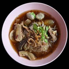 thai noodles with beef and vegetables