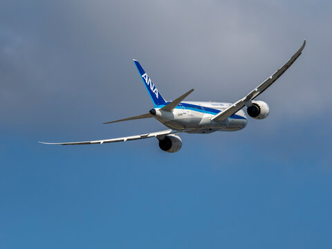 2025年8月箕面川堤防から撮影した伊丹空港を離陸するANAのB737ネクストジェネレーション
