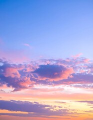 Obraz premium Soft-focus pastel sunset sky with wispy clouds