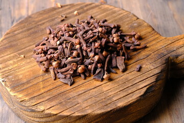 Cloves are the aromatic dried flower buds of the tree family Myrtaceae. They are native to Indonesia and are widely used as a spicy spice in European cuisine. Syzygium aromaticum