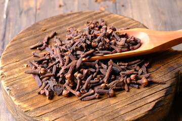 Cloves are the aromatic dried flower buds of the tree family Myrtaceae. They are native to Indonesia and are widely used as a spicy spice in European cuisine. Syzygium aromaticum