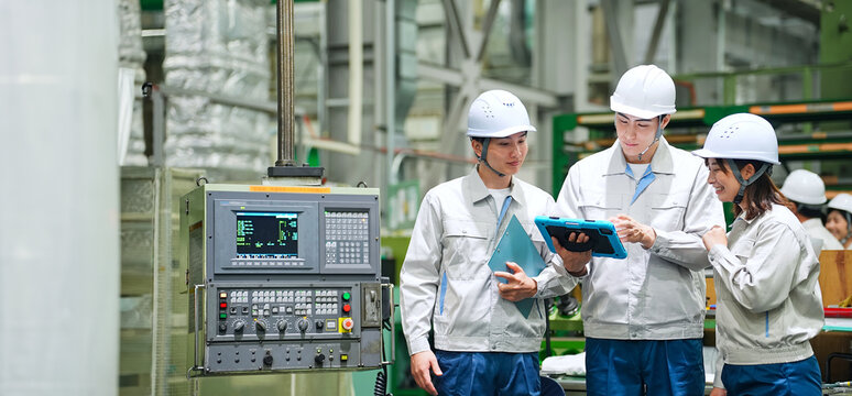 工場で働く作業員グループ