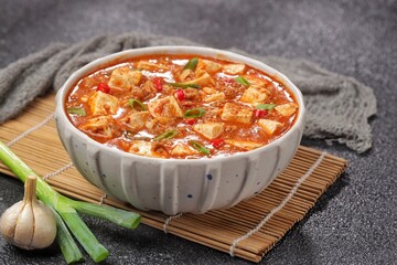 Mapo Tofu or Mapo Doufu is a typical Sichuan dish that is famous for its combination of soft tofu, minced meat and typical spicy spices such as doubanjiang and Sichuan pepper