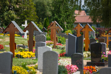 Friedhof im Sommer, bunte Blumen, Natur