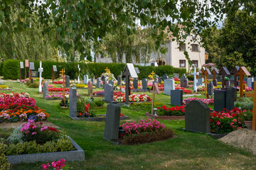 Friedhof im Sommer, bunte Blumen, NaturFriedhof im Sommer, bunte Blumen, Natur