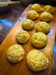 ふわふわ明石焼きが木の板に並ぶ温かみのある和食の一皿