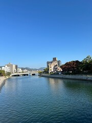 Fototapeta premium Hiroshima Peace Memorial and River on a Sunny Day