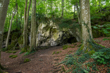 Höhleneingang der Oswaldhöhle bei Muggendorf in der Fränkischen Schweiz