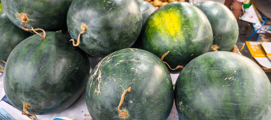 fresh figs on the market