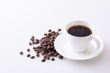 テーブルの上のホットコーヒーとコーヒー豆