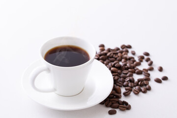 テーブルの上のホットコーヒーとコーヒー豆