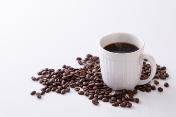 テーブルの上のホットコーヒーとコーヒー豆