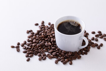 テーブルの上のホットコーヒーとコーヒー豆
