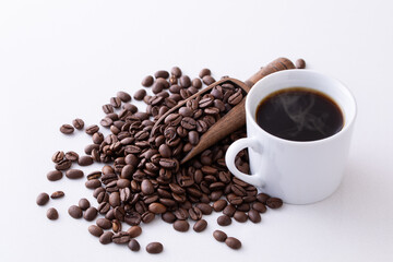 テーブルの上のホットコーヒーとコーヒー豆