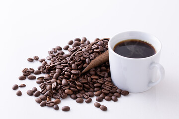テーブルの上のホットコーヒーとコーヒー豆