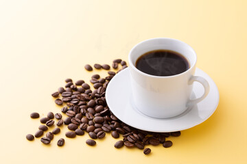 テーブルの上のホットコーヒーとコーヒー豆