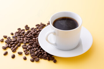 テーブルの上のホットコーヒーとコーヒー豆