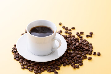 テーブルの上のホットコーヒーとコーヒー豆