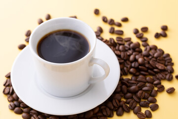 テーブルの上のホットコーヒーとコーヒー豆