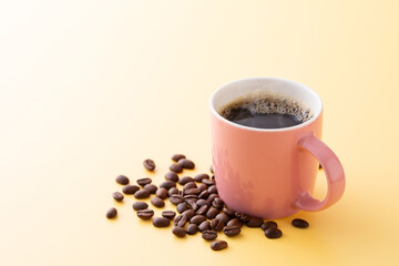 テーブルの上のホットコーヒーとコーヒー豆