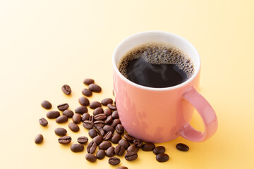 テーブルの上のホットコーヒーとコーヒー豆